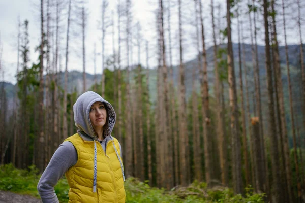 Žena turista turistické stezce — Stock fotografie