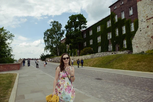 Piękna dziewczyna podczas zwiedzania starego zamku w Krakowie, Wawel. — Zdjęcie stockowe