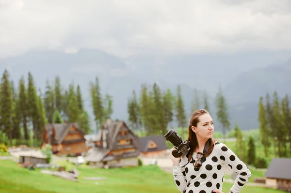 Žena fotograf fotí v horských — Stock fotografie