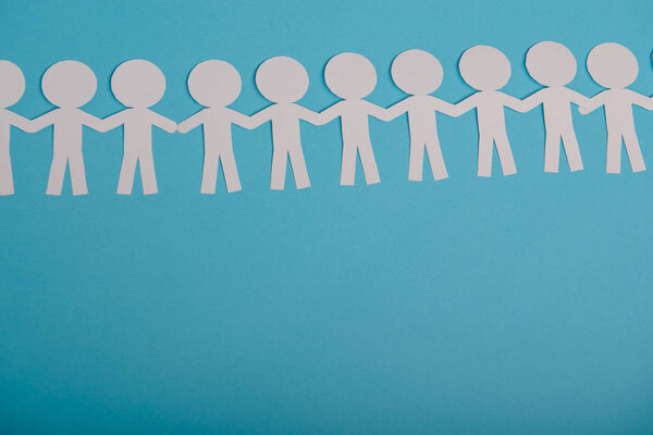 абстрактные бумажные люди, держащиеся за руки
