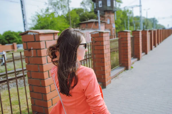 Chica joven vestida con casual caminar en una calle — Foto de Stock