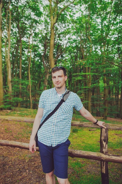 Молодой человек на прогулке в лесу — стоковое фото