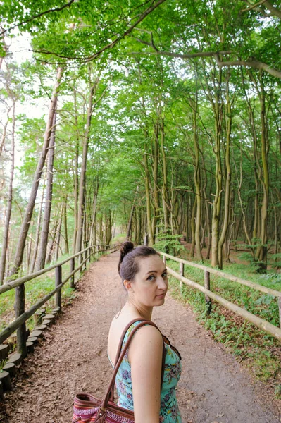 Mladá dívka na procházce v lese — Stock fotografie