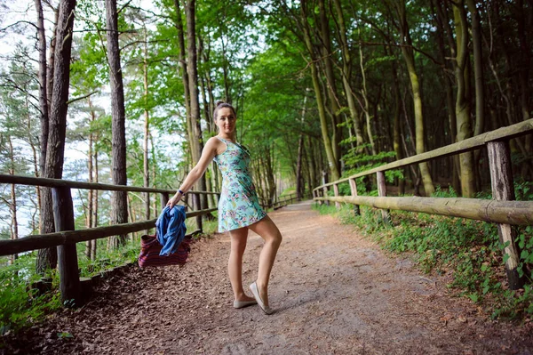 Jovem em um passeio na floresta — Fotografia de Stock
