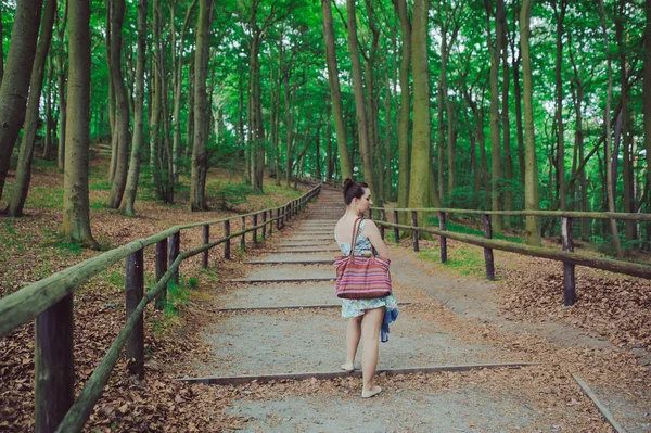 Jovem em um passeio na floresta — Fotografia de Stock