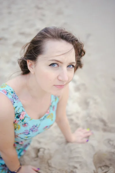 Junge Frau am Strand — Stockfoto