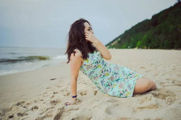 Giovane donna su una spiaggia — Foto Stock