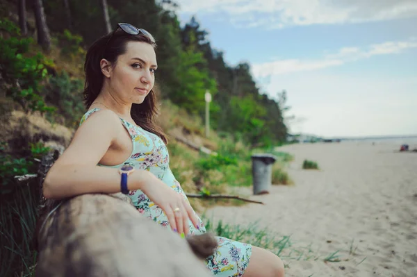 在海滩上的年轻女人 — 图库照片
