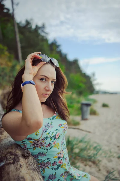 Mujer joven en una playa — Foto de Stock