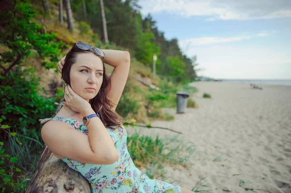 Mulher jovem em uma praia — Fotografia de Stock