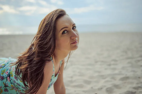 Mujer joven en una playa —  Fotos de Stock