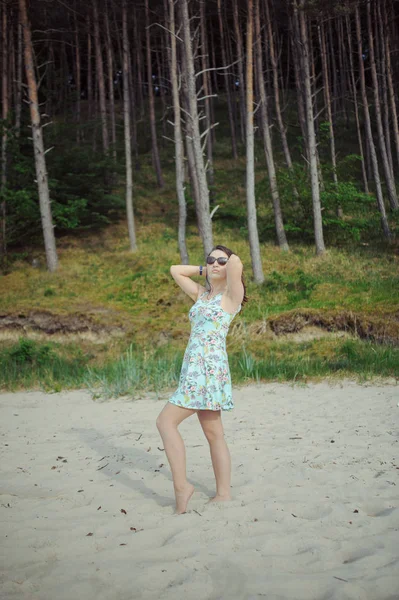 Mulher jovem em uma praia — Fotografia de Stock