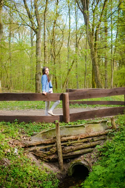 Mladá dívka na procházce v lese — Stock fotografie