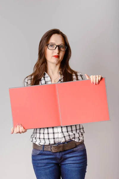 Donna d'affari che tiene un libro — Foto Stock