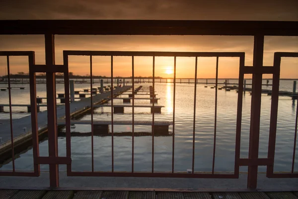 Porto de iate sobre pôr-do-sol laranja — Fotografia de Stock