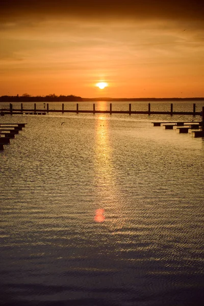 Porto de iate sobre pôr-do-sol laranja — Fotografia de Stock