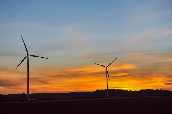 Rüzgar Türbini Sunset'teki silüeti — Stok fotoğraf