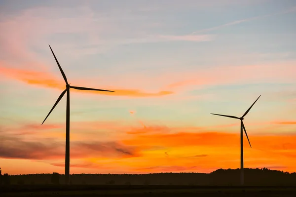 Silhouette de l'éolienne au coucher du soleil — Photo