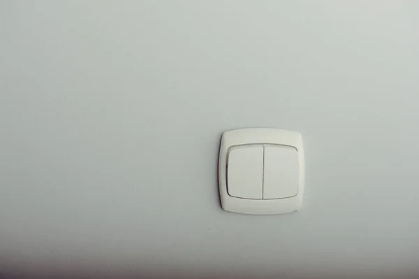 Biały z tworzywa sztucznego włącznik światła — Zdjęcie stockowe