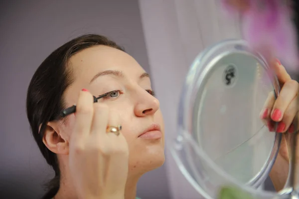 女人做化妆 — 图库照片