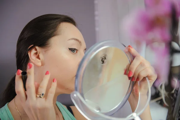 Mujer está haciendo maquillaje —  Fotos de Stock