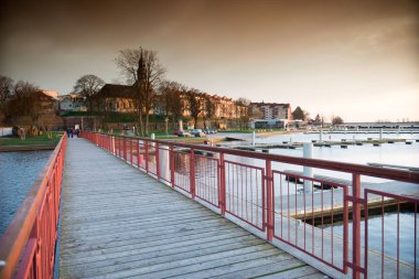 Gölün üzerindeki tahta köprü.