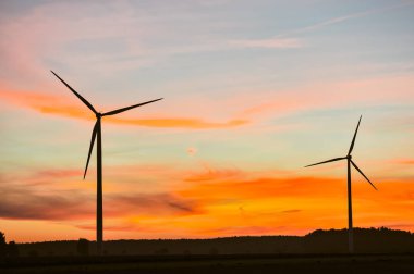 Rüzgar Türbini Sunset'teki silüeti