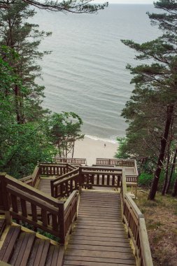 Sahilde Ahşap merdiven