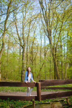 Ormanda bir yürüyüşe genç kız