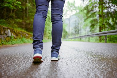 kadın atlet bacaklar parkta asfalt izinde eğitim
