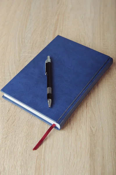 机の上のノート — ストック写真