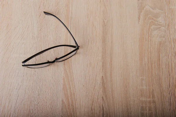 Gözlük gözlük siyah çerçeve moda Vintage tarzı ahşap masa ile temizleyin — Stok fotoğraf
