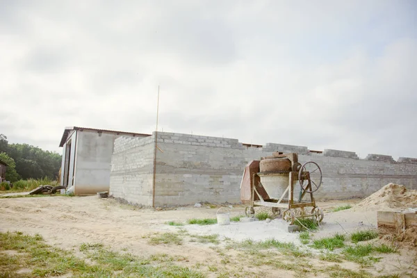 Mezclador de cemento en una obra de construcción — Foto de Stock