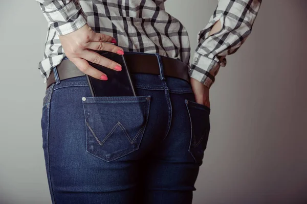 Smartphone nella tasca dei jeans — Foto Stock