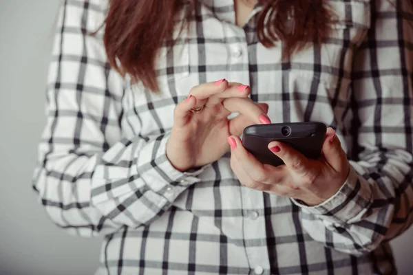 Mano de una mujer usando un smartphone — Foto de Stock