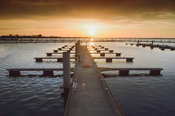 Porto de iate sobre pôr-do-sol laranja — Fotografia de Stock