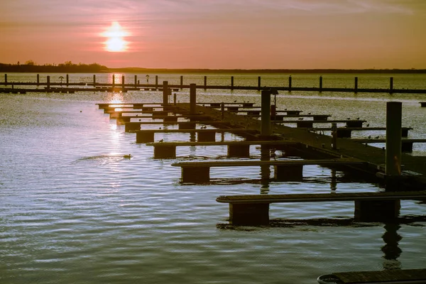 Porto de iate sobre pôr-do-sol laranja — Fotografia de Stock