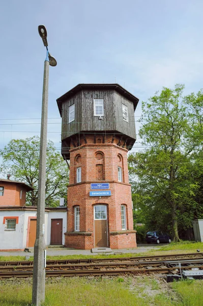 Starý cihlový vodojem v železniční stanici — Stock fotografie