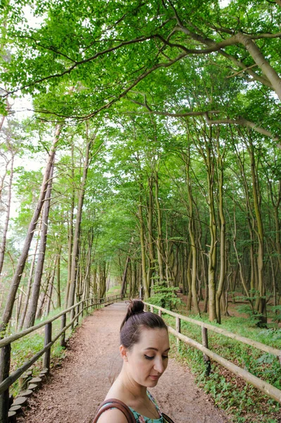 Jong meisje op een wandeling in het bos — Stockfoto