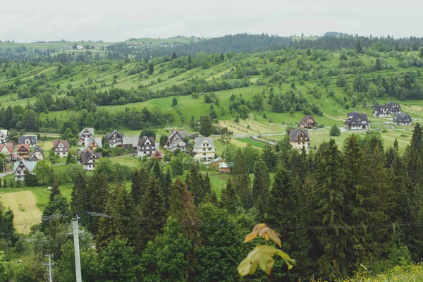 Paysage d'été avec cabanes — Photo