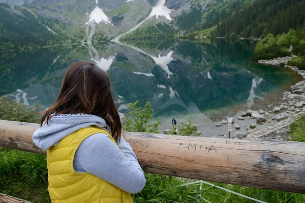 Žena relaxace na jezeře a hory slunné krajiny — Stock fotografie