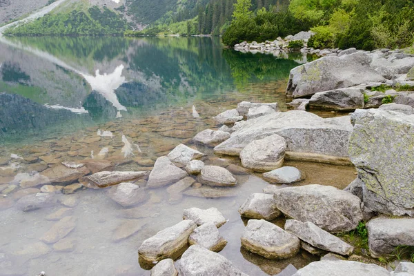 Jezioro górskie latem — Zdjęcie stockowe