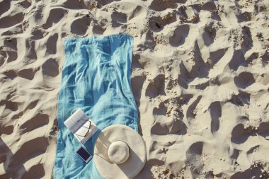 şapka ve havlu ile plaj arka plan