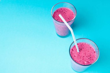 Taze böğürtlenli yabanmersini püresi.