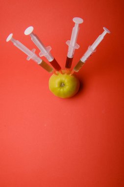 Yiyecek ya da genetik olarak değiştirilmiş meyve kavramı kimyasal katkı.