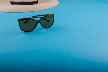 hasır şapka ve güneş gözlüğü