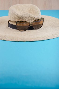 hasır şapka ve güneş gözlüğü