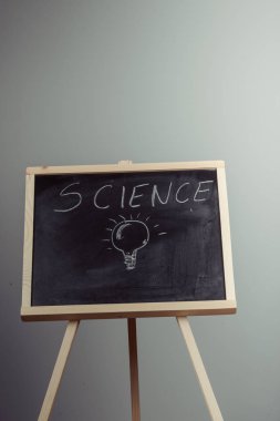 Bilim yazma, kimya öğeleri koyu kara tahta el ile çizim bir öğretmen