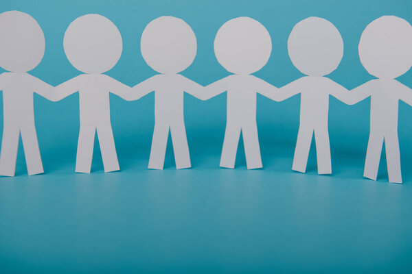 абстрактные бумажные люди, держащиеся за руки
