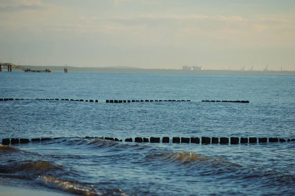 夕日にバルト海の防波堤 — ストック写真